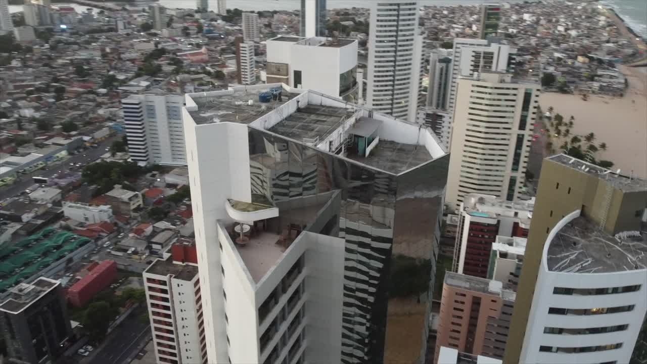 Arranha-céus à beira-mar na cidade portuária histórica brasileira de Recife, na Praia de Boa Viagem.