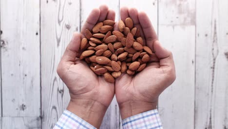 almendras en las manos