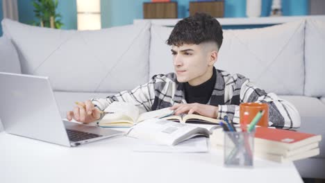 el joven estudiante no quiere estudiar.