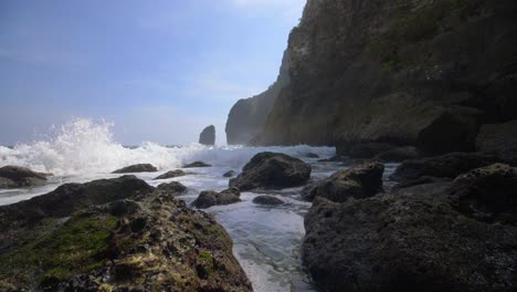 olas rompiendo sobre rocas