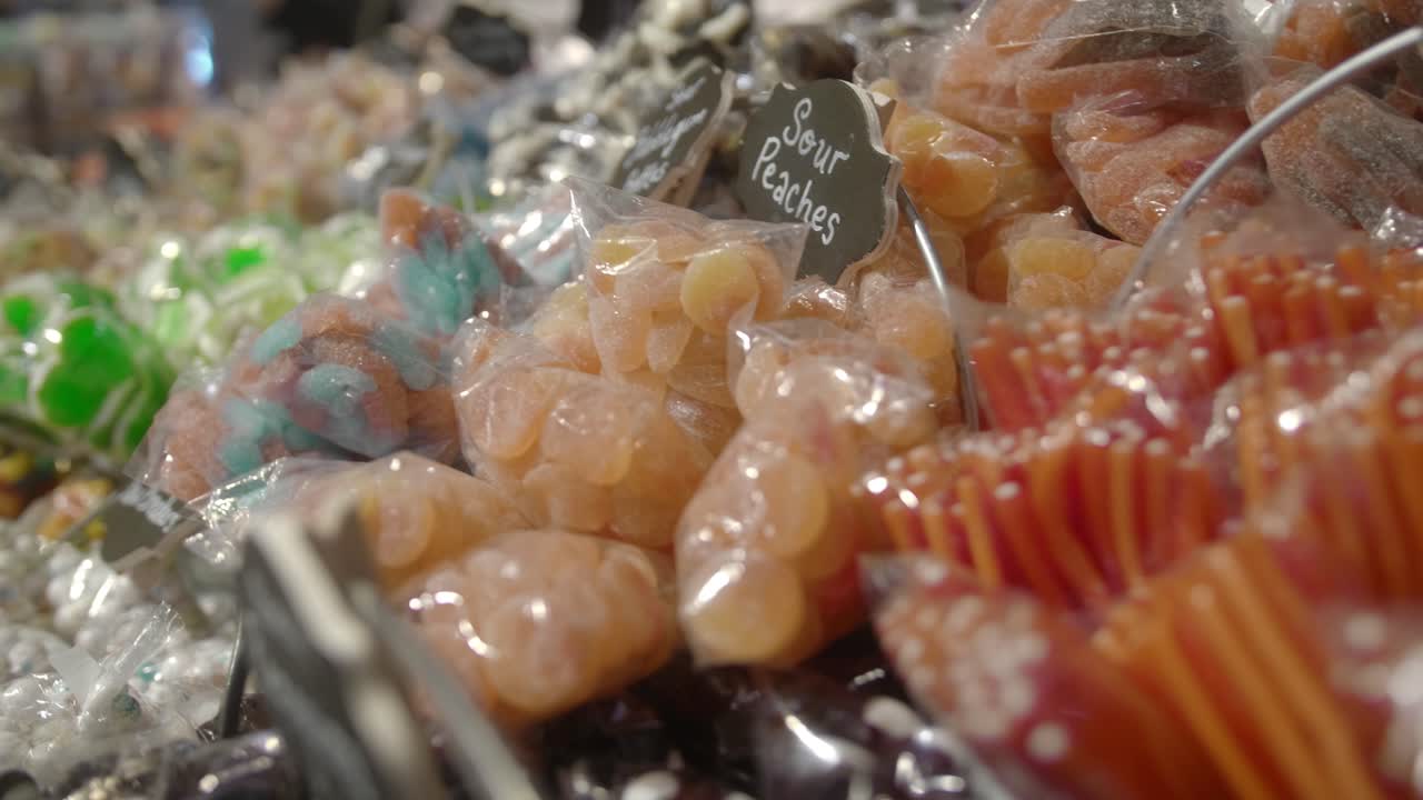 캔디 카운터에 진열된 맛있고 다채로운 캔디