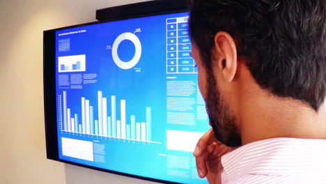 Männlicher-Geschäftsmann,-Der-Diagramm-Betrachtet