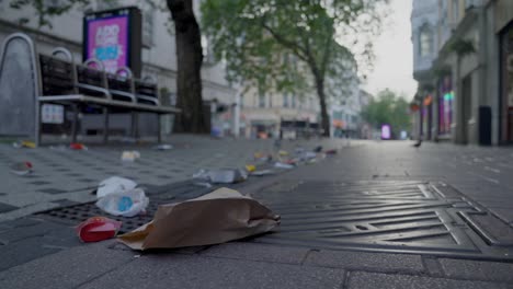 Toma-De-Gran-Angular-De-Basura-En-El-Suelo-En-El-Centro-De-Cardiff-Después-De-Un-Viernes-Por-La-Noche