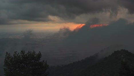 Zeitraffer-Von-Wolken,-Die-Sich-Bewegen-Und-Die-Sonne-Am-Himmel-über-Der-Bergkette-Aufgeht