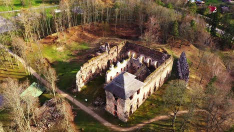toma aérea que se inclina hacia el castillo de rauna, un castillo medieval en letonia