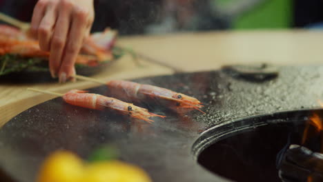 바에서 bbq 파티를 위해 음식을 준비하는 친구들