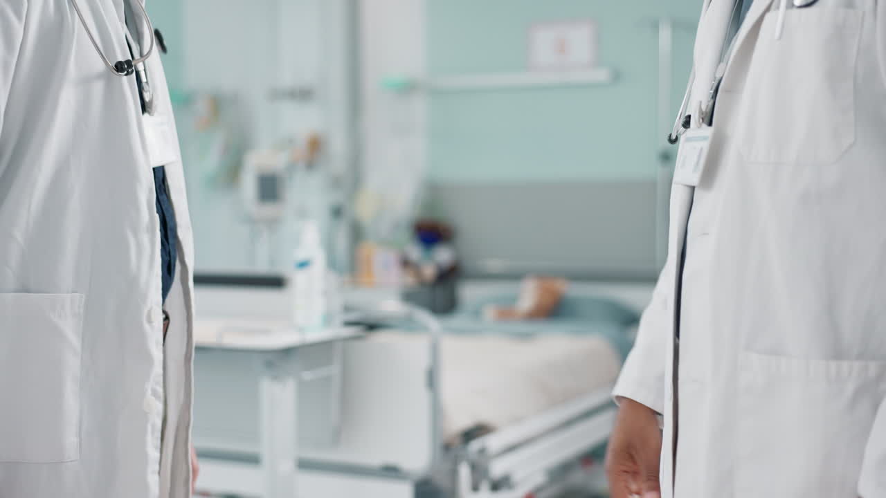 Médicos, apretón de manos y colaboración