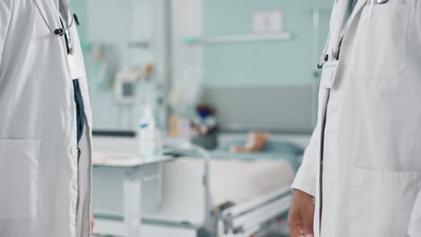 médicos, aperto de mão e parceria
