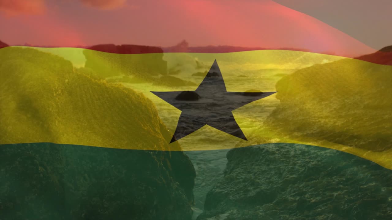 Une douce brise faisant onduler le drapeau du Ghana sur la côte au coucher du soleil, l'étoile se déplace, révélant des rochers.
