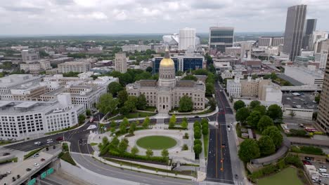 georgia state capitol building in atlanta, georgia mit drohnenvideo, das sich in einem kreis bewegt