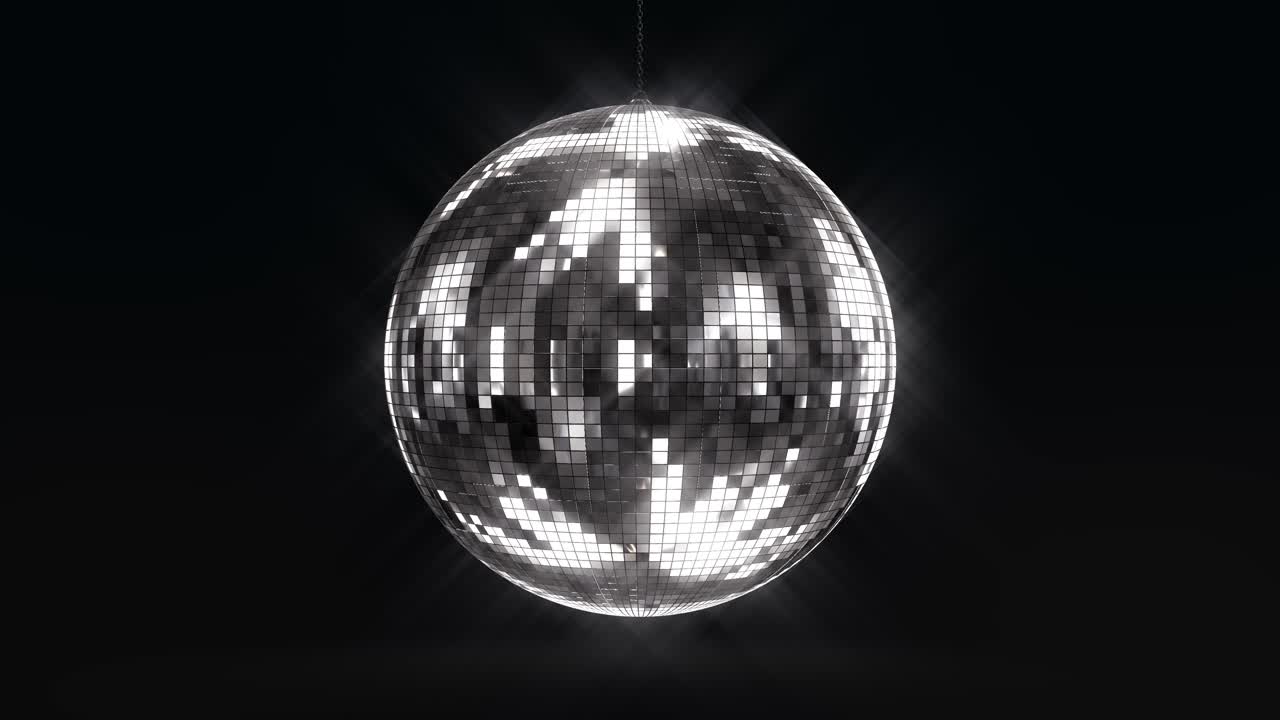 Palle da discoteca sul soffitto, con uno sfondo di diverse palle a specchi in una sala da festa