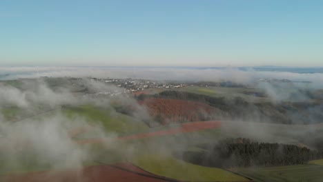 una mañana con niebla en una zona rural de luxemburgo