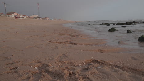 Ein-Strand-Während-Der-Sonnenuntergangsstunde