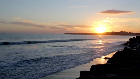 Schöner-Sonnenuntergang-Oder-Sonnenaufgang-über-Dem-Meer