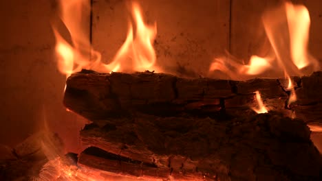 chimenea romántica durante navidad navidad vacaciones de invierno un primerísimo plano de la llama ardiente