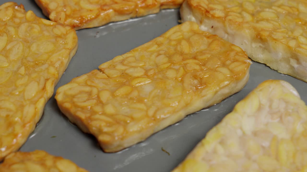 인도네시아의 전통적인 발효 된 콩 요리는 기름, tempeh와 함께 팬에 반이는 김