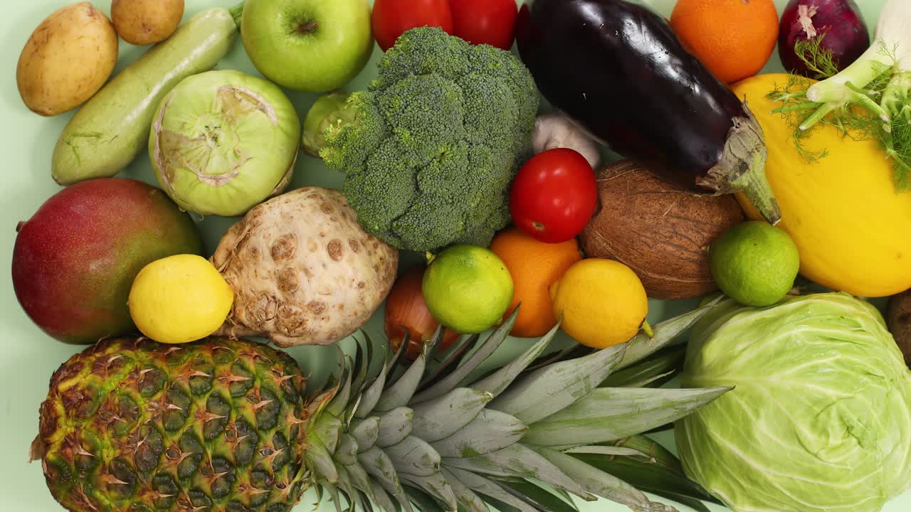 las frutas y verduras frescas ordenadas en la mesa.