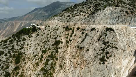 Carretera-Costera-En-La-Montaña-Cerca-De-La-Playa-De-Myrtos-En-Kefalonia,-Grecia-En-Verano