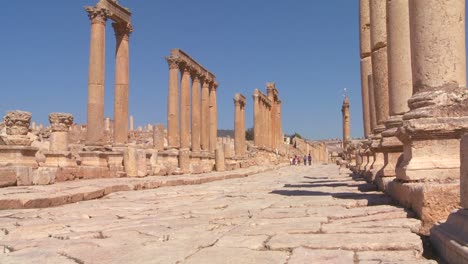 Una-Antigua-Calzada-Romana-A-Través-De-Las-Ruinas-De-Jerash-En-Jordania.