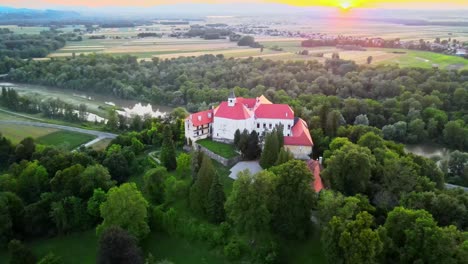 Fesselnde-4K-Drohnenaufnahmen-Von-Schloss-Borl,-Einem-Historischen-Juwel-Mit-Einer-Eindringlichen-Vergangenheit-Als-Gestapo-Gefängnis-Im-Zweiten-Weltkrieg