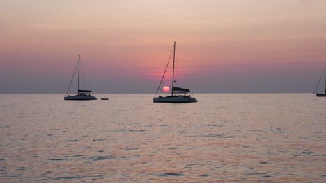 Segelboote-Vor-Schönem-Sonnenuntergang---Ultrazeitlupe