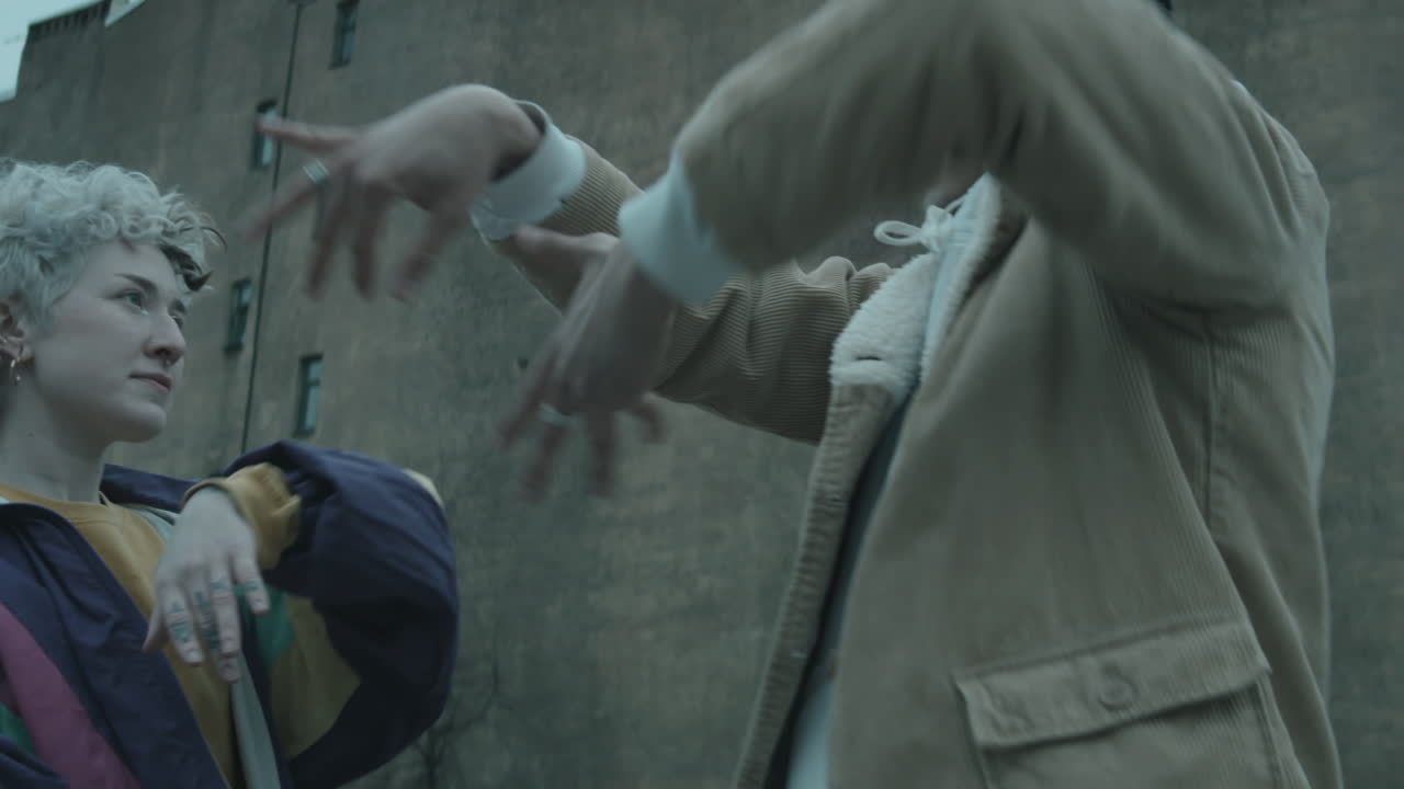 jóvenes bailarines realizando vogue al aire libre en la ciudad