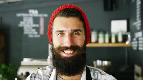retrato de un camarero de pie con los brazos cruzados