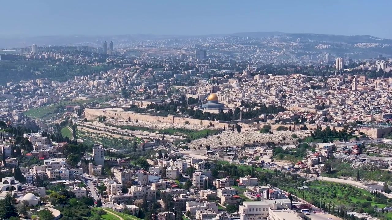 Panorama ad alta quota che domina le mura della Città Vecchia di Gerusalemme, la dorata Cupola della Roccia e i quartieri urbani circostanti