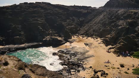 Touristen-Und-Einheimische-An-Einem-Strand-Auf-Der-Insel-Oahu-Mit-Vulkanischen-Felsen-Und-Türkisfarbenem-Pazifik