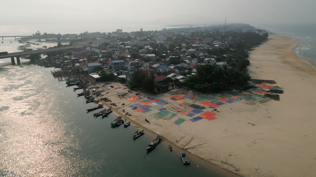 Villaggio di pescatori costiero in Vietnam