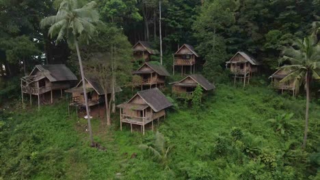 Rückwärts-Dolly-Shot-Drohne,-Vogelperspektive-Auf-Alte-Holzbungalows-Im-Backpacker-Stil-In-Südostasien,-Die-Jetzt-Aufgrund-Der-Auswirkungen-Der-Pandemie-Auf-Reisen-Und-Tourismus-Verfallen-Und-Ungenutzt-Sind