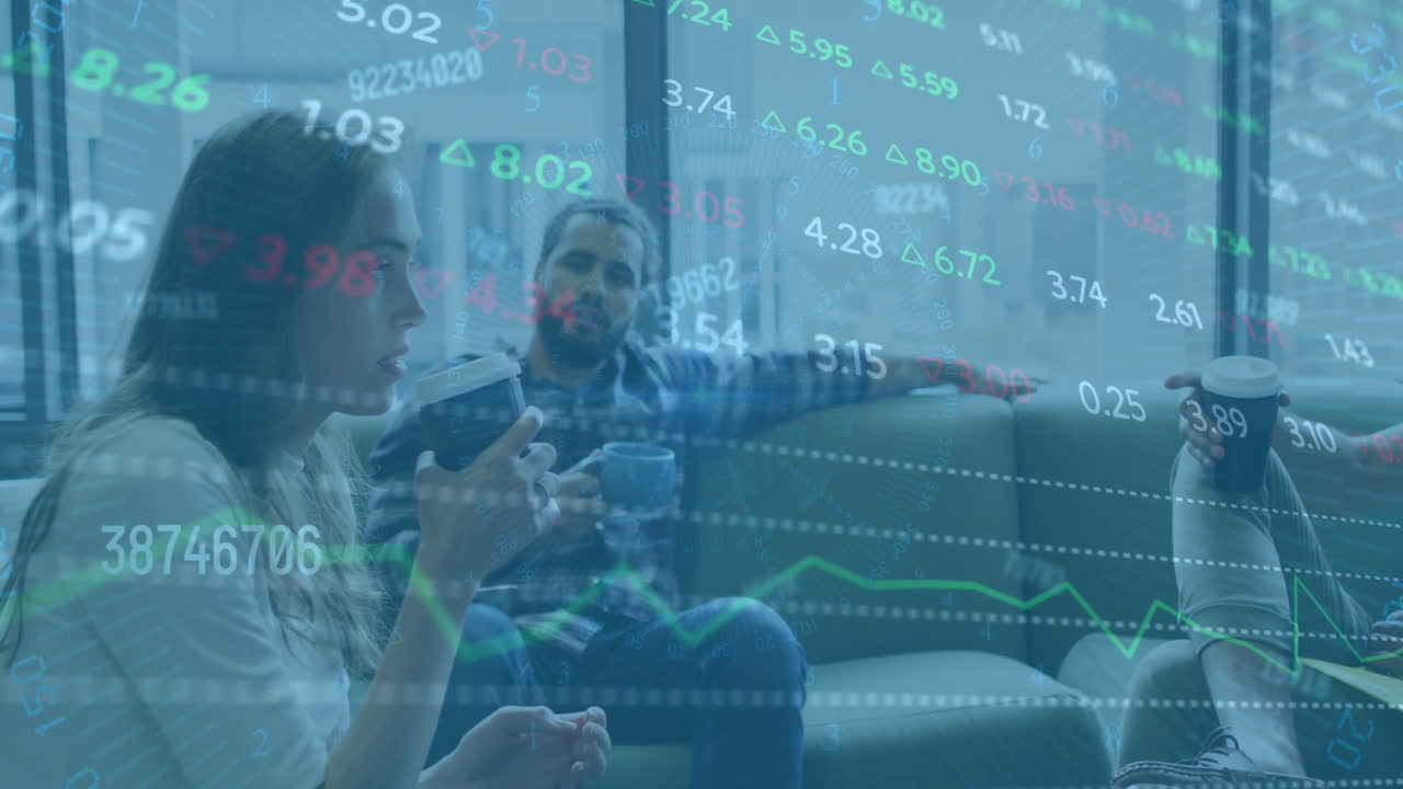 animación del procesamiento de datos financieros sobre diversas personas de negocios en la oficina