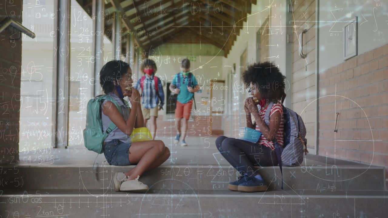 얼굴 마스크를 착용한 다양한 학교 학생들에 대한 수학 방정식의 애니메이션