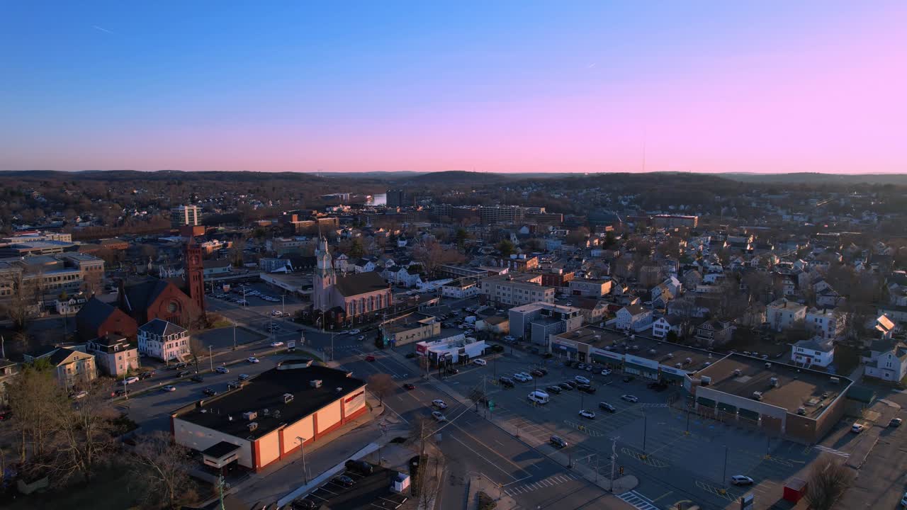 Bellissimo tramonto sulla città di Haverhill con la First Baptist Church e la Haverhill Commons Church dall'alto, Massachusetts, USA