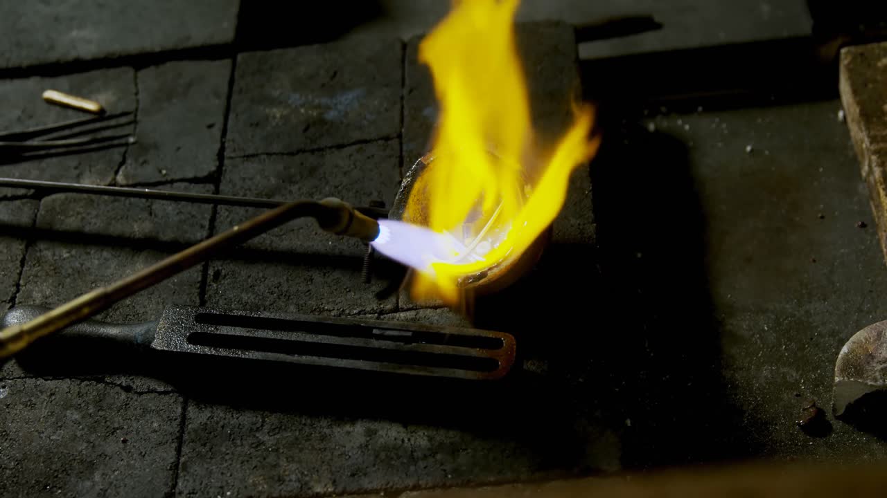 용접  ⁇ 불은 워크 ⁇  4k에서 보석을 녹이기 위해 사용되고 있습니다.