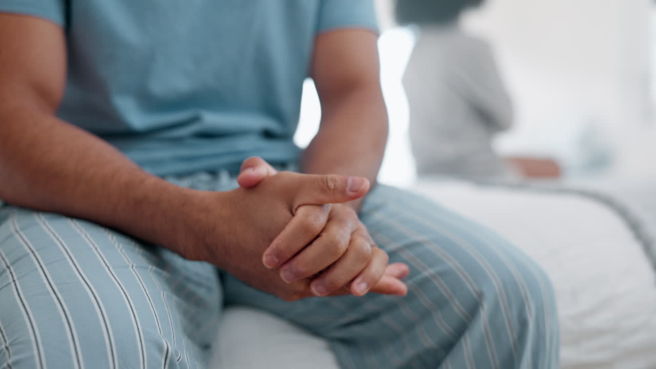 pareja, manos y luchar en el conflicto