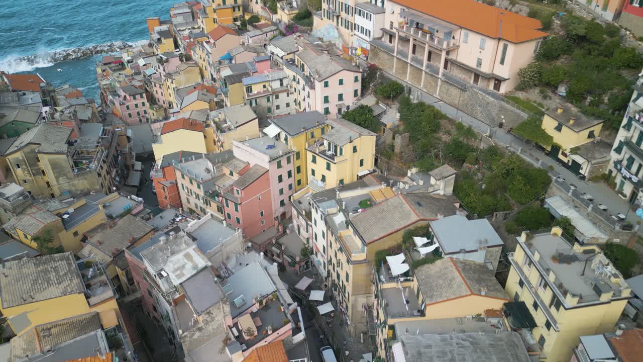 이탈리아 의 유명 한 관광지 인 cinque terre 마을 의  ⁇  에서 내려오는 공중 전망