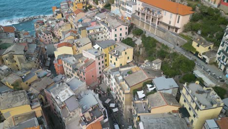 Vista-Aérea-De-Arriba-Hacia-Abajo-De-La-Famosa-Ciudad-De-Cinque-Terre-En-Un-Destino-Turístico-Italiano