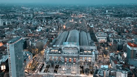 momento en que se encienden las luces de la ciudad, imágenes de drones de milán, italia