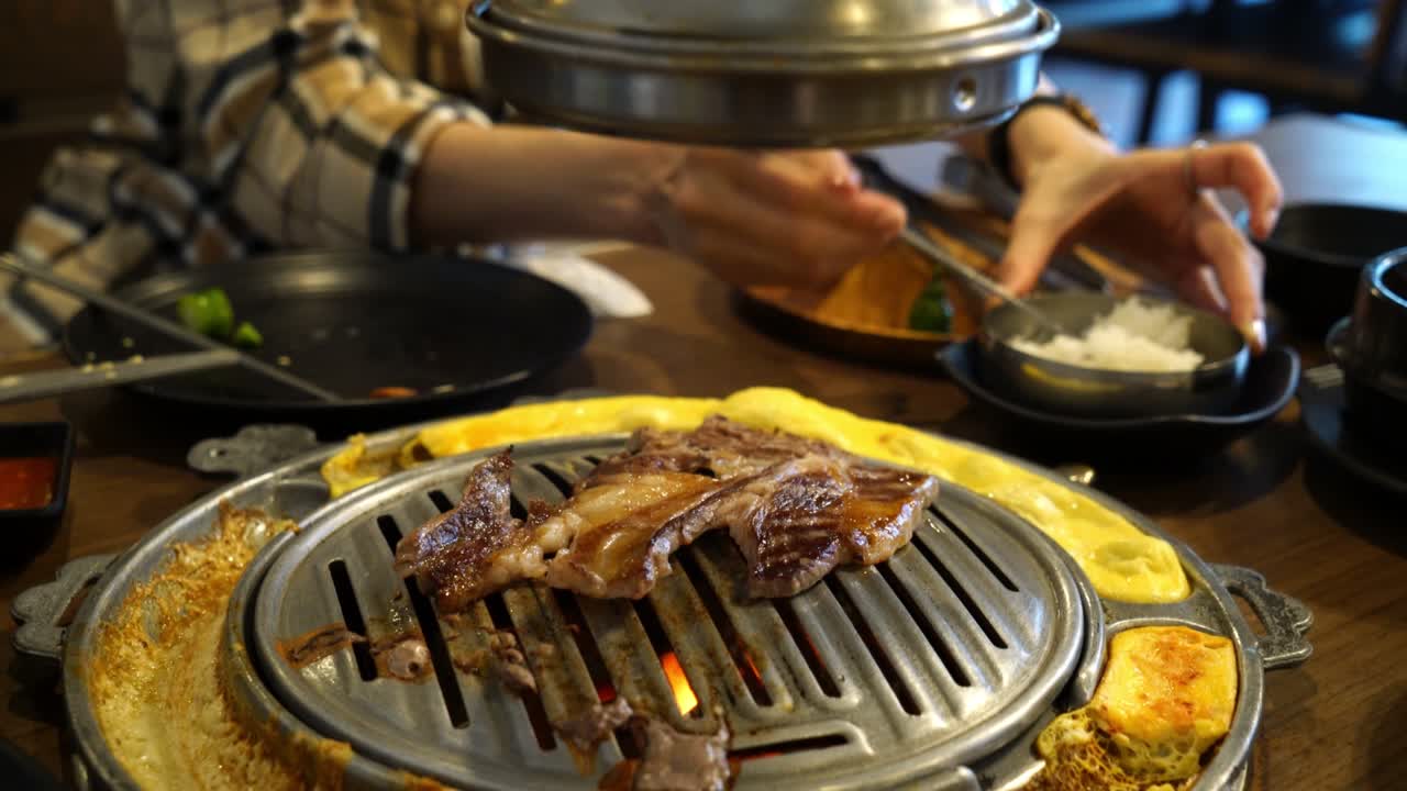 한국식 또는 한국식 바비큐로 구운 돼지고기와 쇠고기
