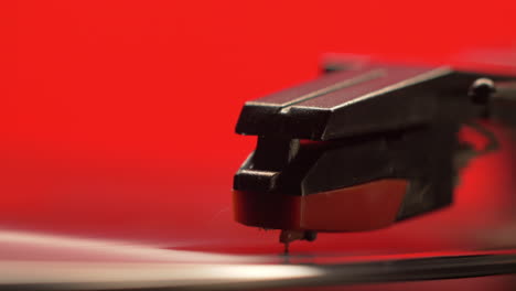 Roter-Retro-Plattenspieler-Im-Vintage-Stil,-Der-Auf-Ein-Sich-Drehendes-Vinyl-Musikalbum-Fällt,-Makro