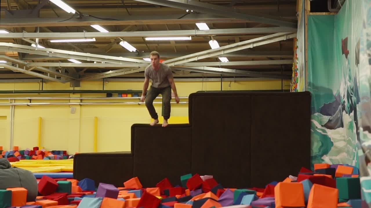 실내 놀이터 에서 점프 하고 놀고 있는 남자