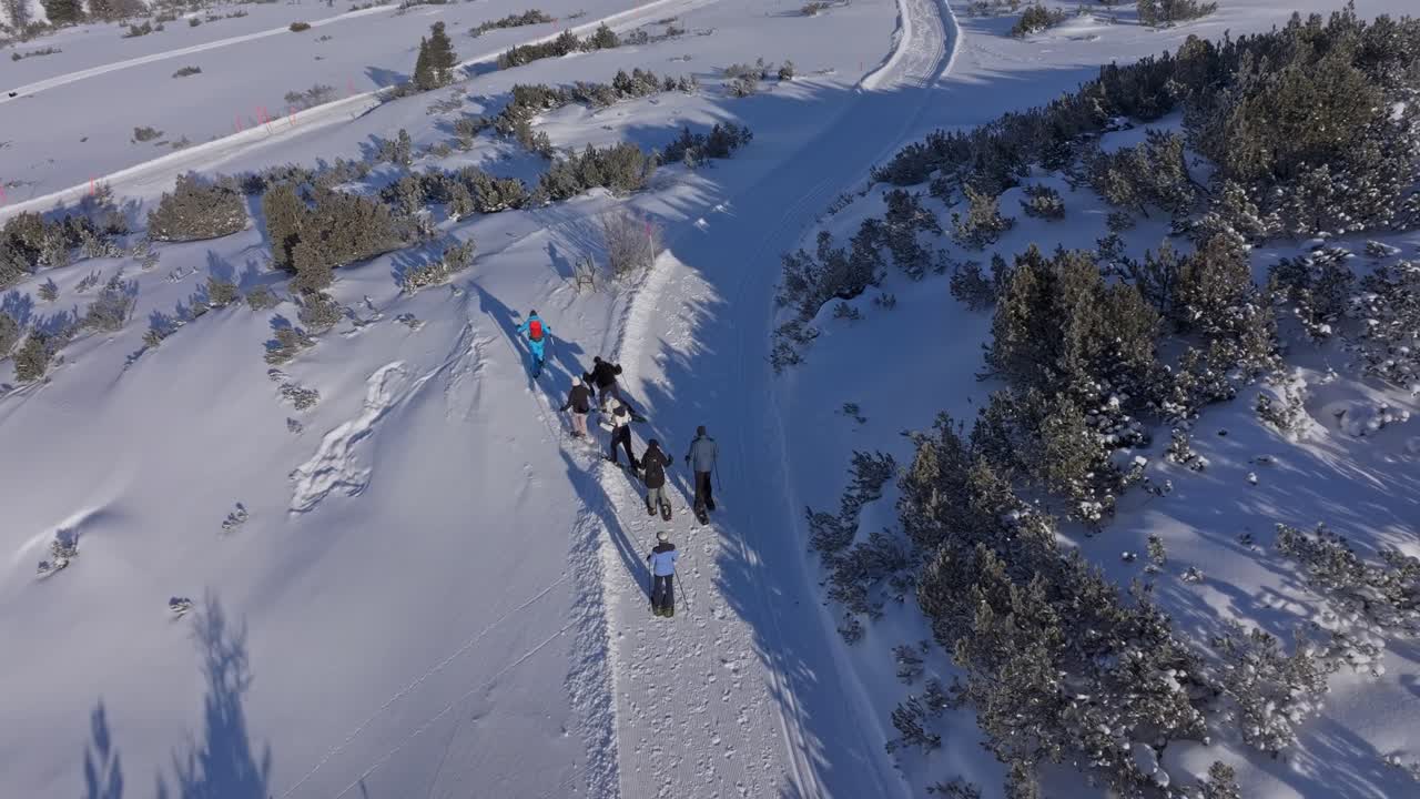 Appassionati di attività all'aperto che fanno ciaspolate nella neve fresca nelle Alpi di Obertauern
