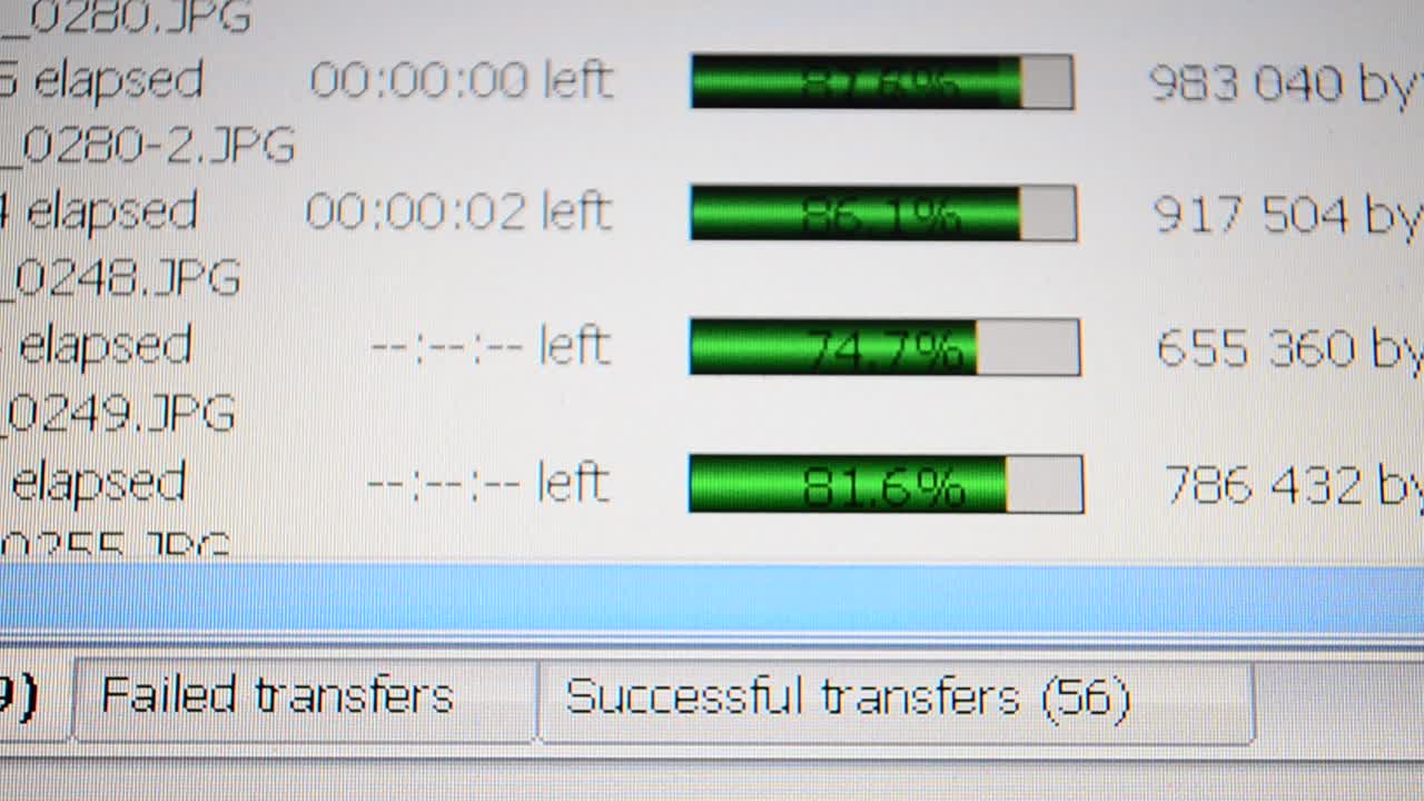 Indlæsning af filer. Processen med upload af filer på internettet på en computerskærm