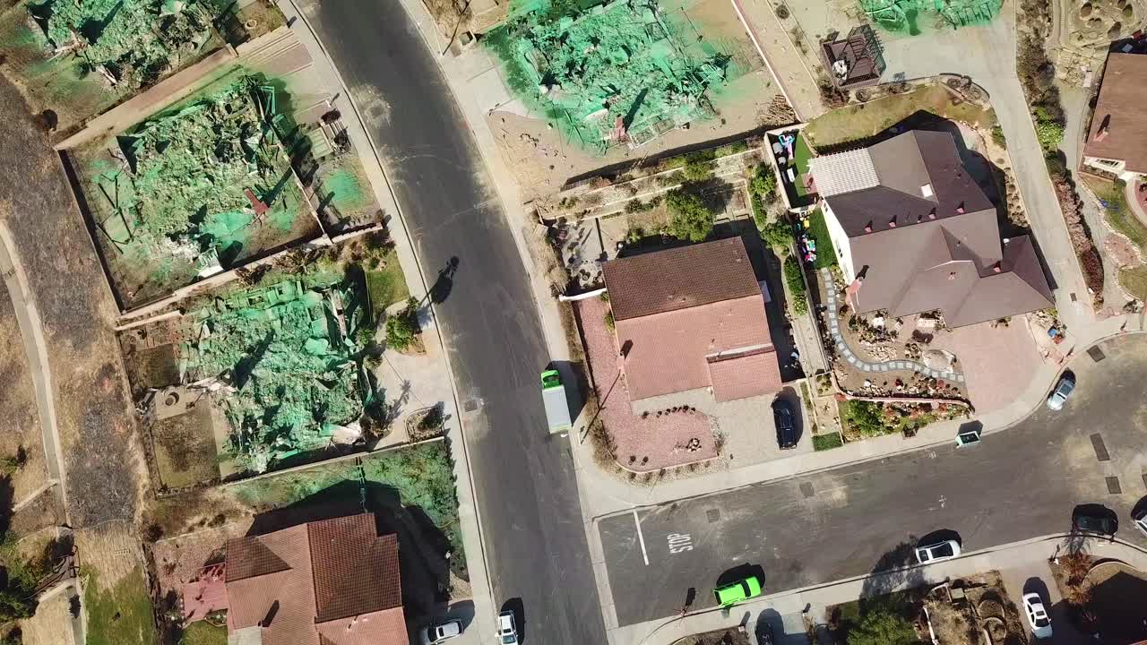 2017 - antena sobre un barrio en ventura california destruido por el incendio de thomas 4
