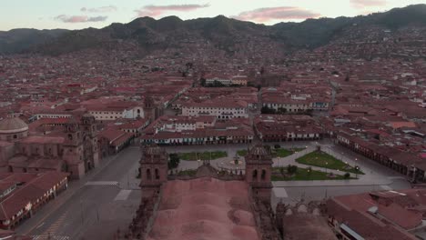 vista aérea de 4k con drones sobre la vacía plaza de armas en el centro de la ciudad de cusco, capital de los incas