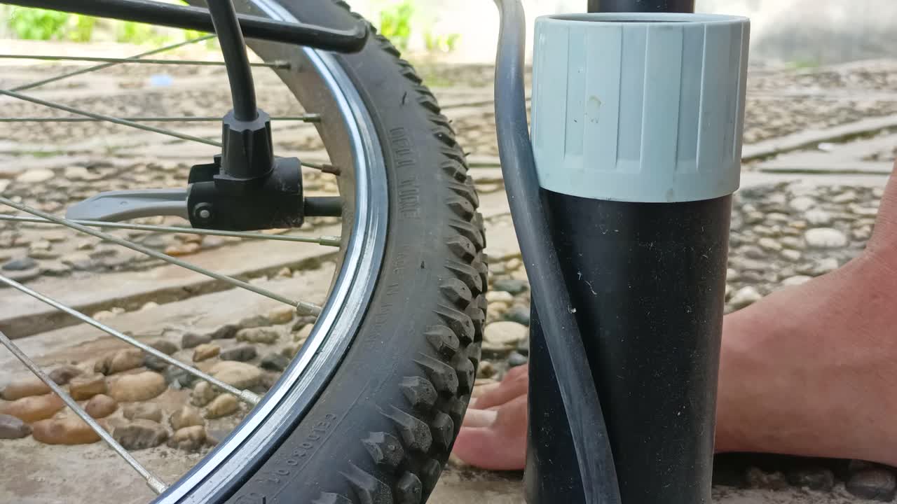 cerca de inflar un neumático de bicicleta