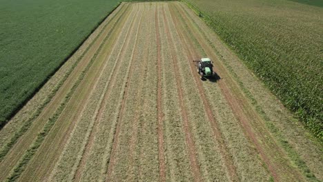 Auf-Einem-Landwirtschaftlichen-Feld-Im-Südwesten-Von-Wisconsin-Harkt-Ein-Bauer-Heu-Mit-Einem-Kreiselschwader-5