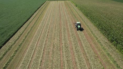 en un campo agrícola en el sudoeste de wisconsin, un agricultor rastrilla el heno con un rastrillo giratorio para heno-5