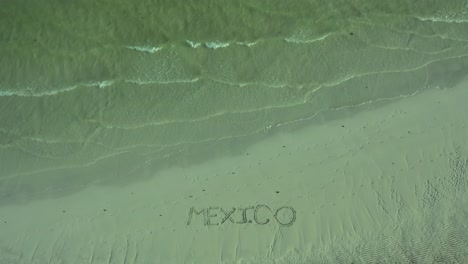 Mexiko-Ist-In-Den-Sand-Eines-Strandes-Eingraviert-Und-Wird-Kleiner